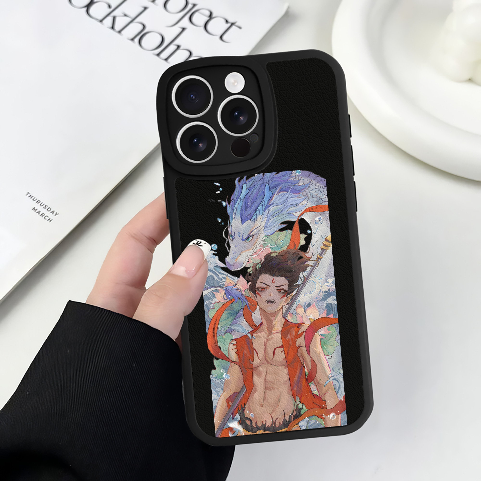 （画像用） Ne Zha 2 ナタ 魔童の大暴れ 【iPhone 16シリーズ対応】シリコンスマホケース（レザー調） 材質：シリコン